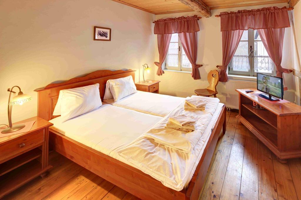 Hradni Basta Hotel Bečov nad Teplou Buitenkant foto