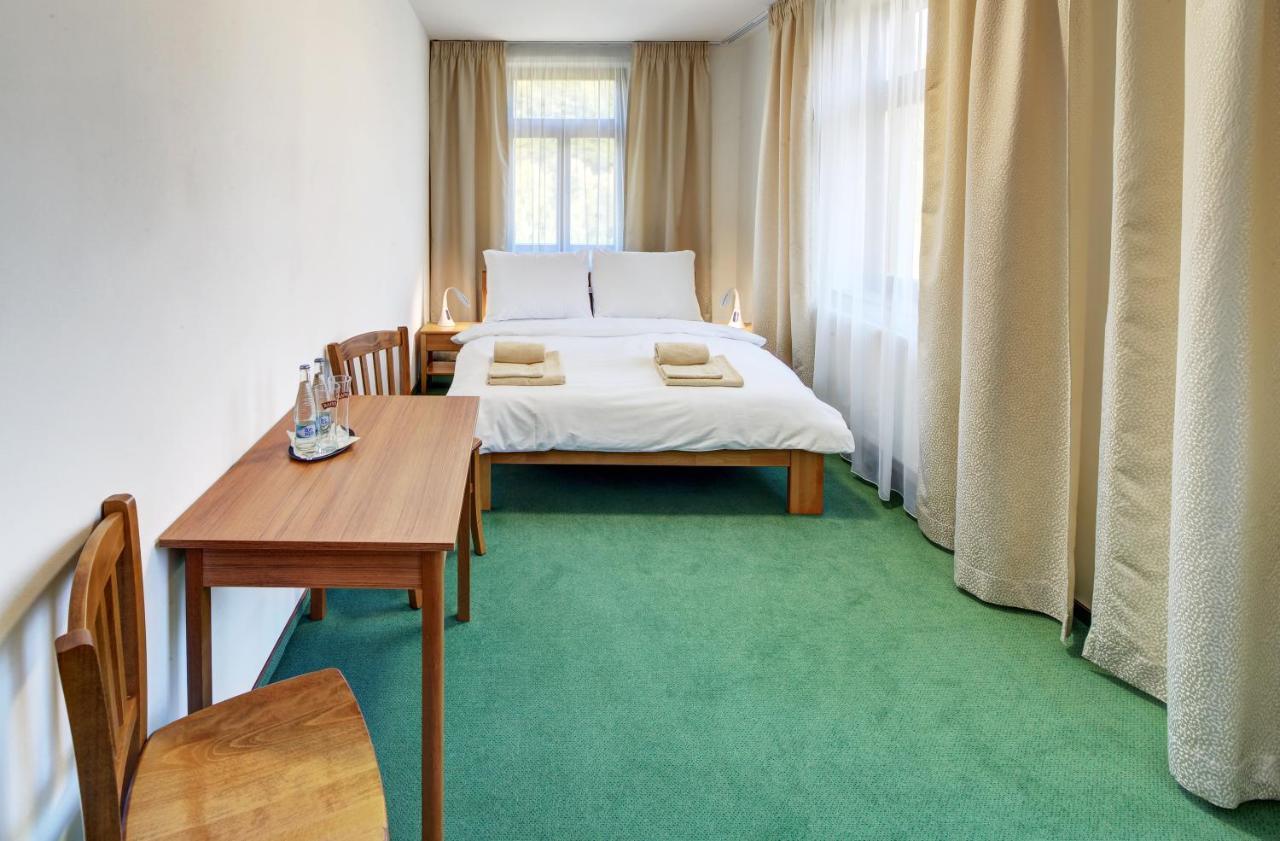Hradni Basta Hotel Bečov nad Teplou Buitenkant foto